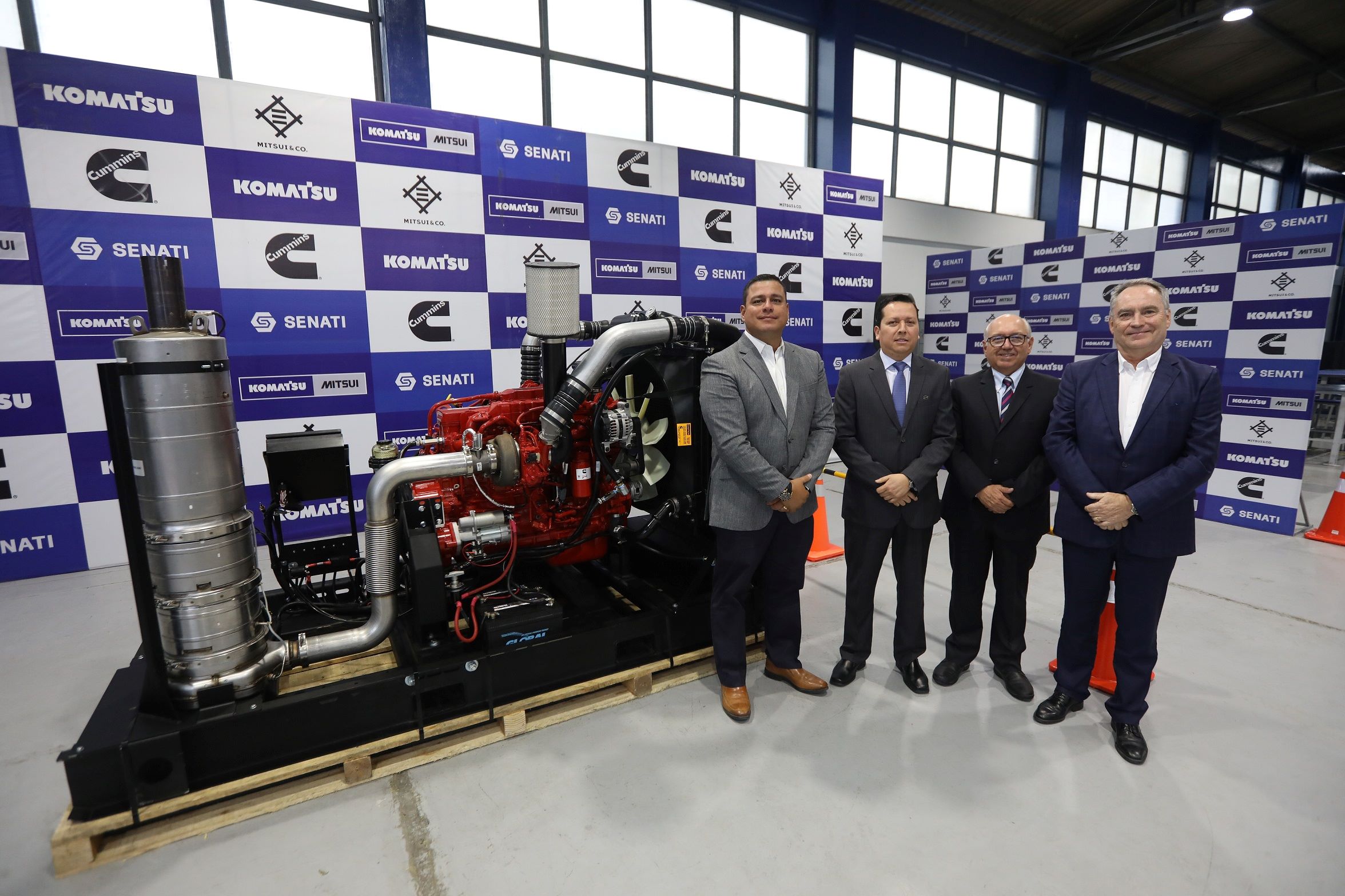 Komatsu-Mitsui dona maquinaria de alta tecnología para estudiantes de mecatrónica automotriz